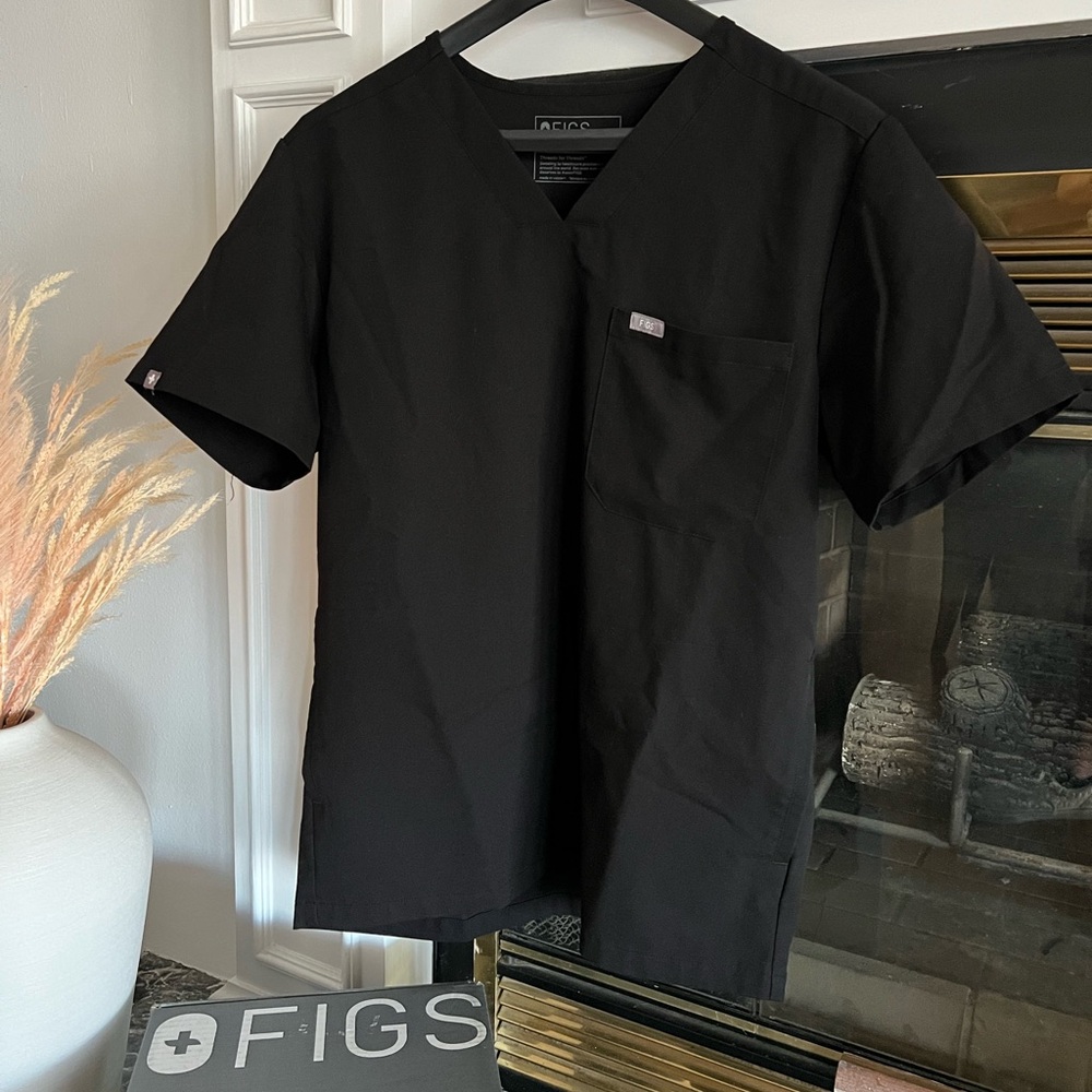Figs Men's Black 3-pocket Scrub Shirt (Chisec)